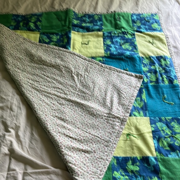 Quilted handmade baby blanket with frogs - Picture 4 of 9